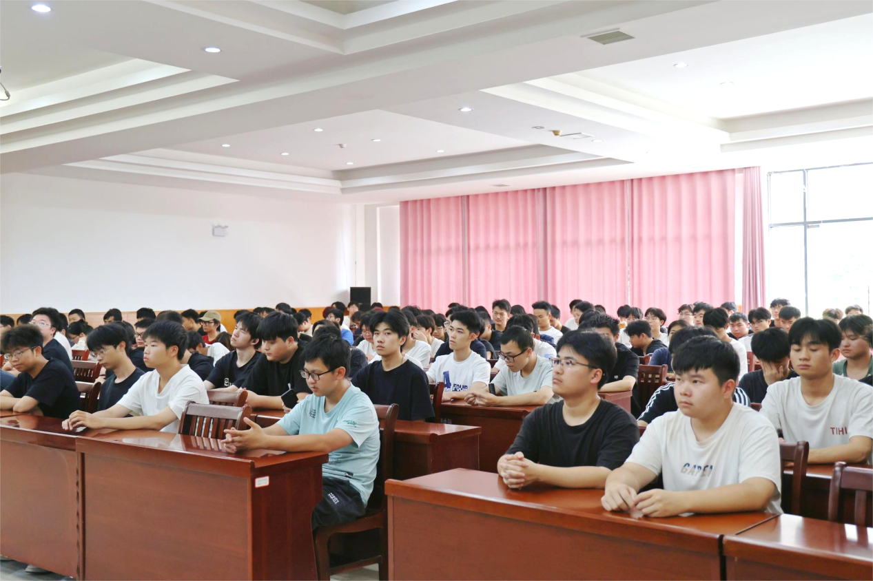 I:/图片/20250611 何校图书馆讲专业发展/挑/5.jpg5