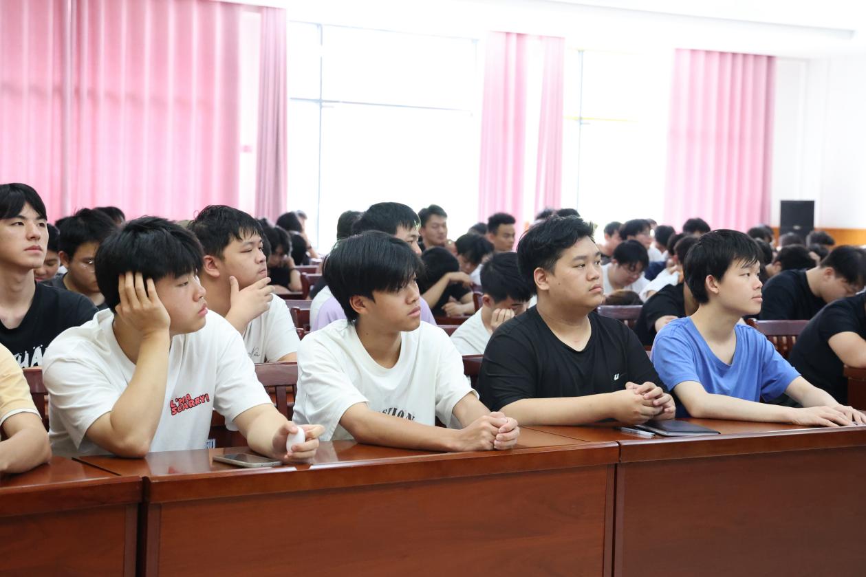 I:/图片/20250611 何校图书馆讲专业发展/挑/6.jpg6